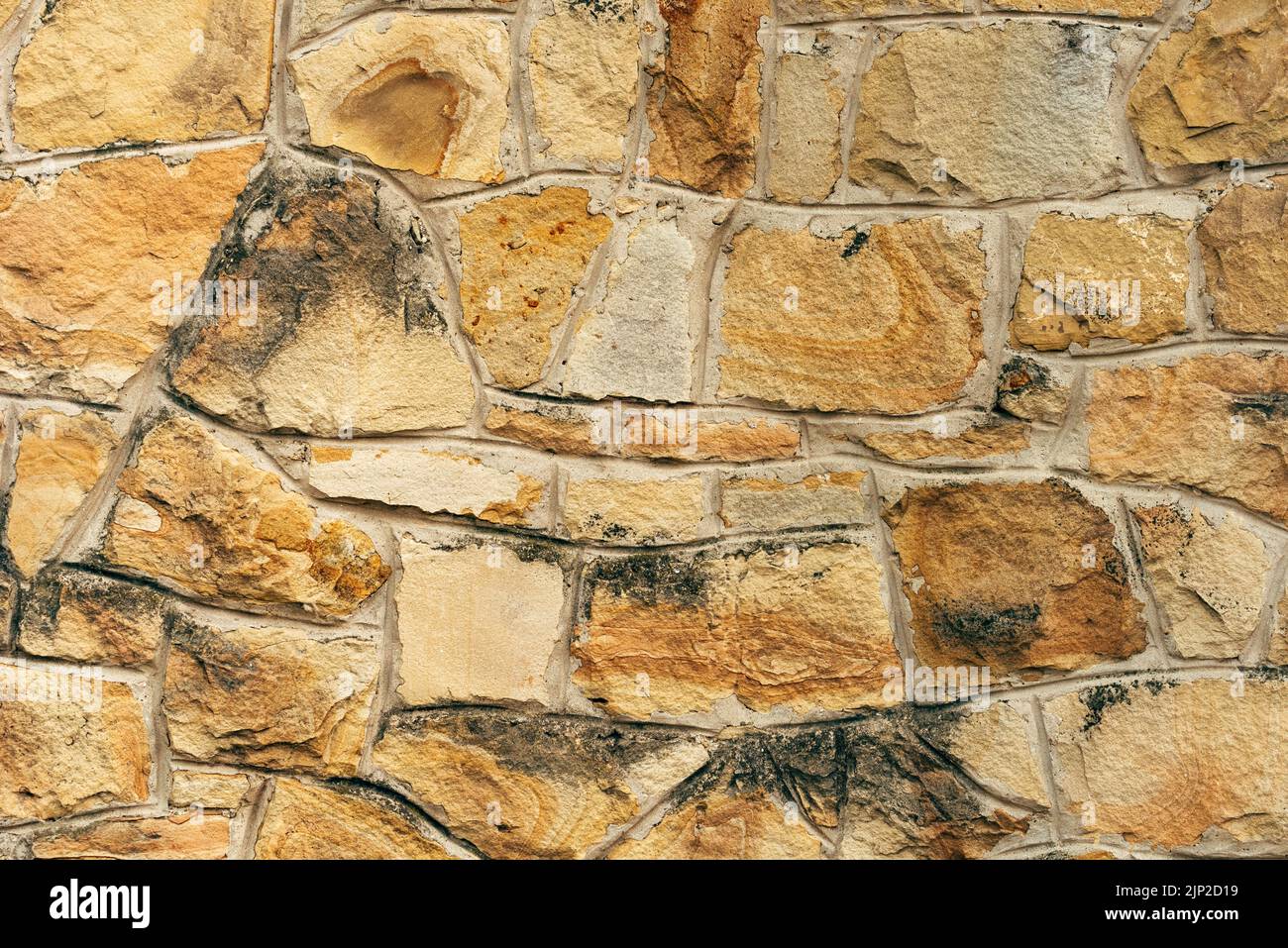 Struttura del rivestimento di parete con pietra rotta come sfondo Foto Stock