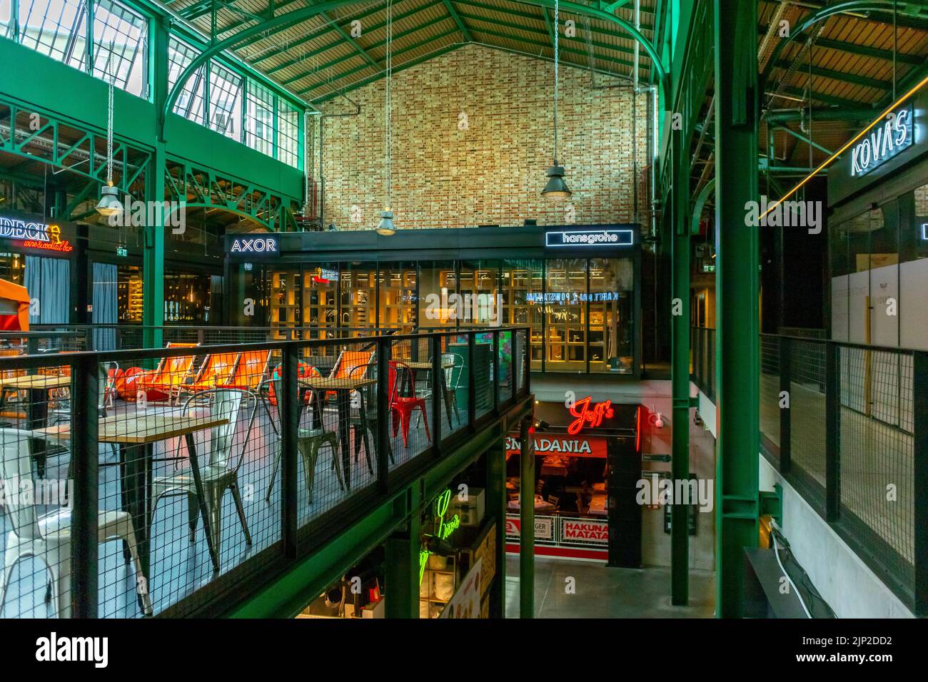 Varsavia, Polonia, vista all'interno dell'edificio ristrutturato del vecchio mercato, Food Court, "Hala Koszyki" Foto Stock