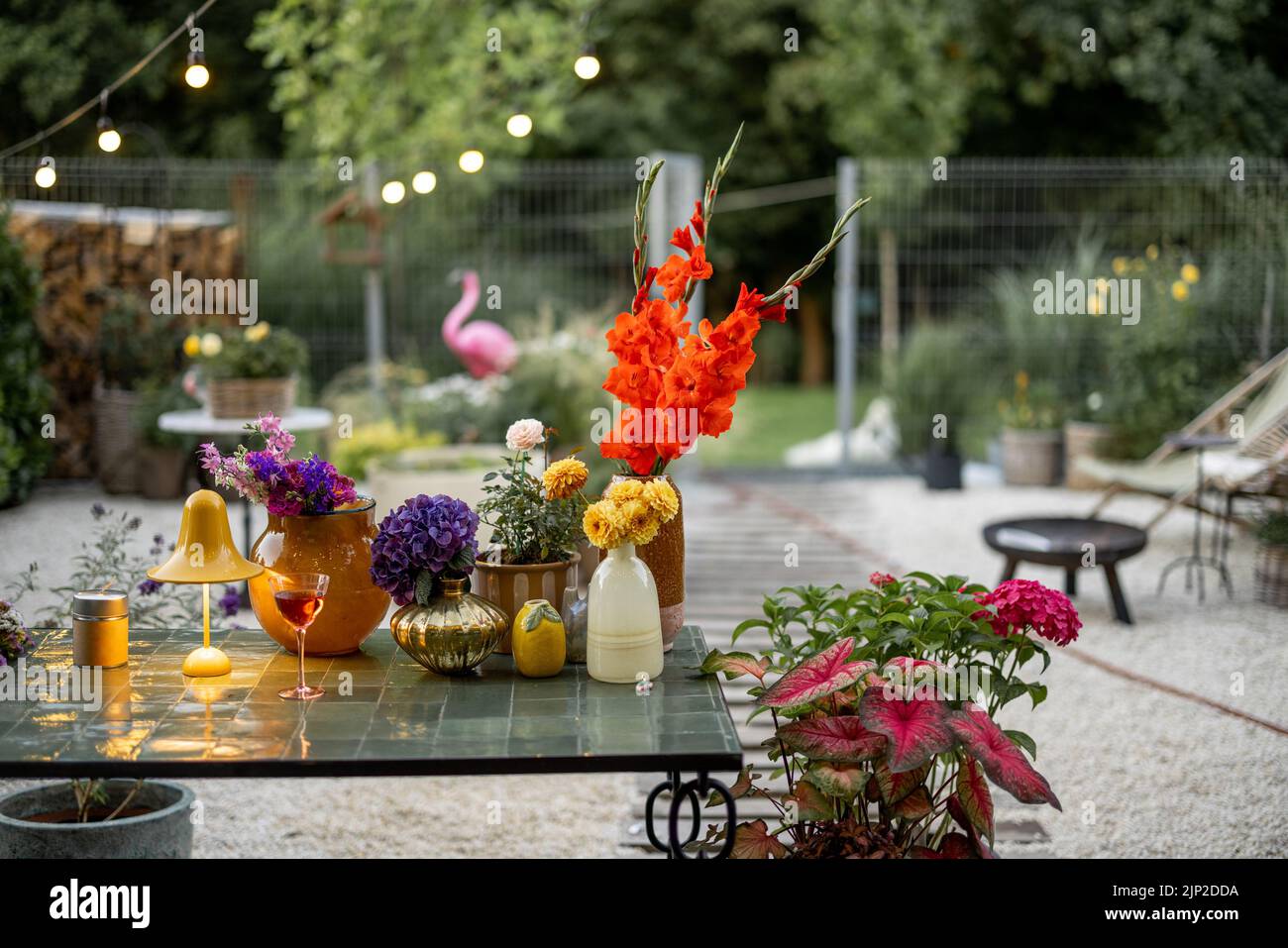 Fiori sul tavolo sul cortile Foto Stock