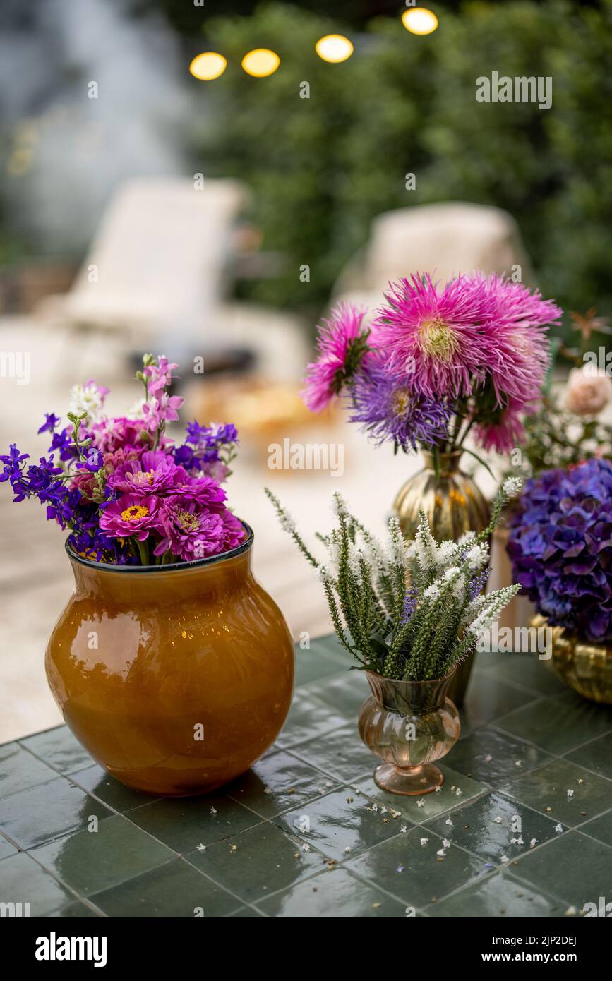 Fiori sul tavolo sul cortile Foto Stock