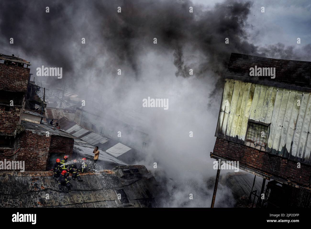 Dhakas, Bangladesh. 15th ago, 2022. I vigili del fuoco tentano di spegnere un incendio all'interno dell'edificio in una fabbrica di plastica. Sei persone sono morte in un incendio scoppiato in una fabbrica di plastica nella zona di Chawkbazar di Dhaka. Tutti e sei lavoravano in un hotel situato proprio sotto la fabbrica. Il servizio antincendio dice che l'incendio proveniva dal cilindro di un hotel che si trova al piano inferiore dell'edificio del terzo piano. Credit: SOPA Images Limited/Alamy Live News Foto Stock