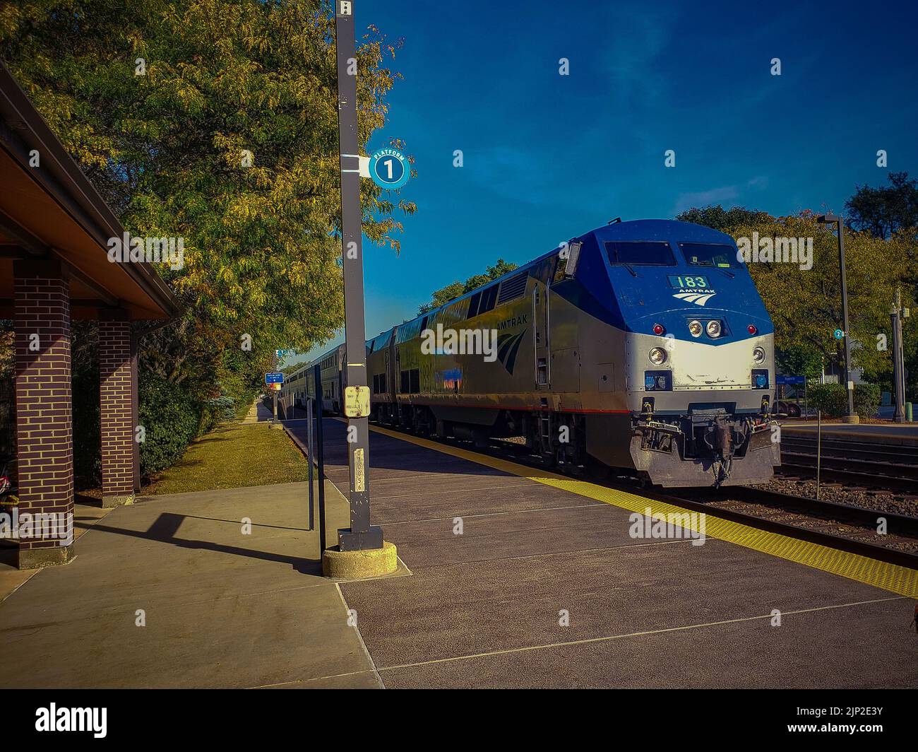 Un treno Amtrak California Zephyr che arriva alla stazione di Naperville, Illinois, USA Foto Stock