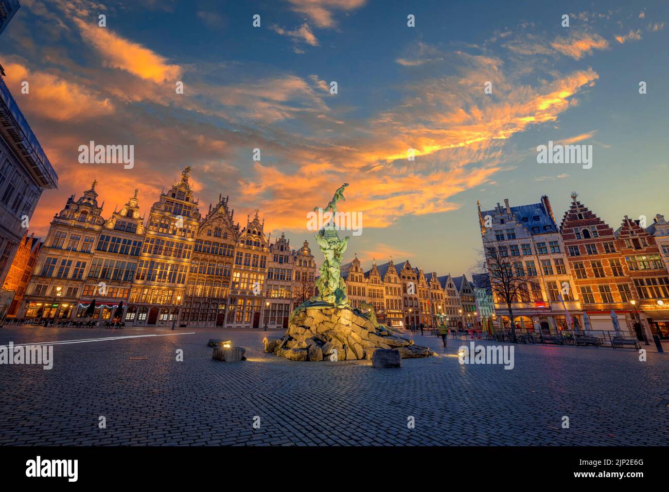 Grote Markt di Anversa, Belgio al crepuscolo. Foto Stock