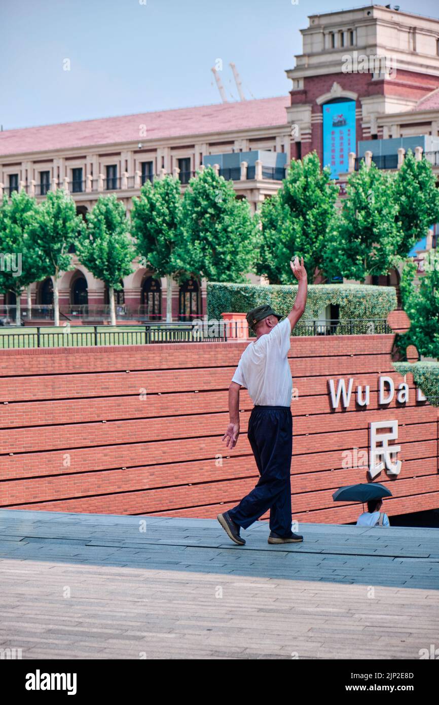 Un colpo verticale di un vecchio che cammina fuori Wu da Dao di Tianjin, Cina Foto Stock