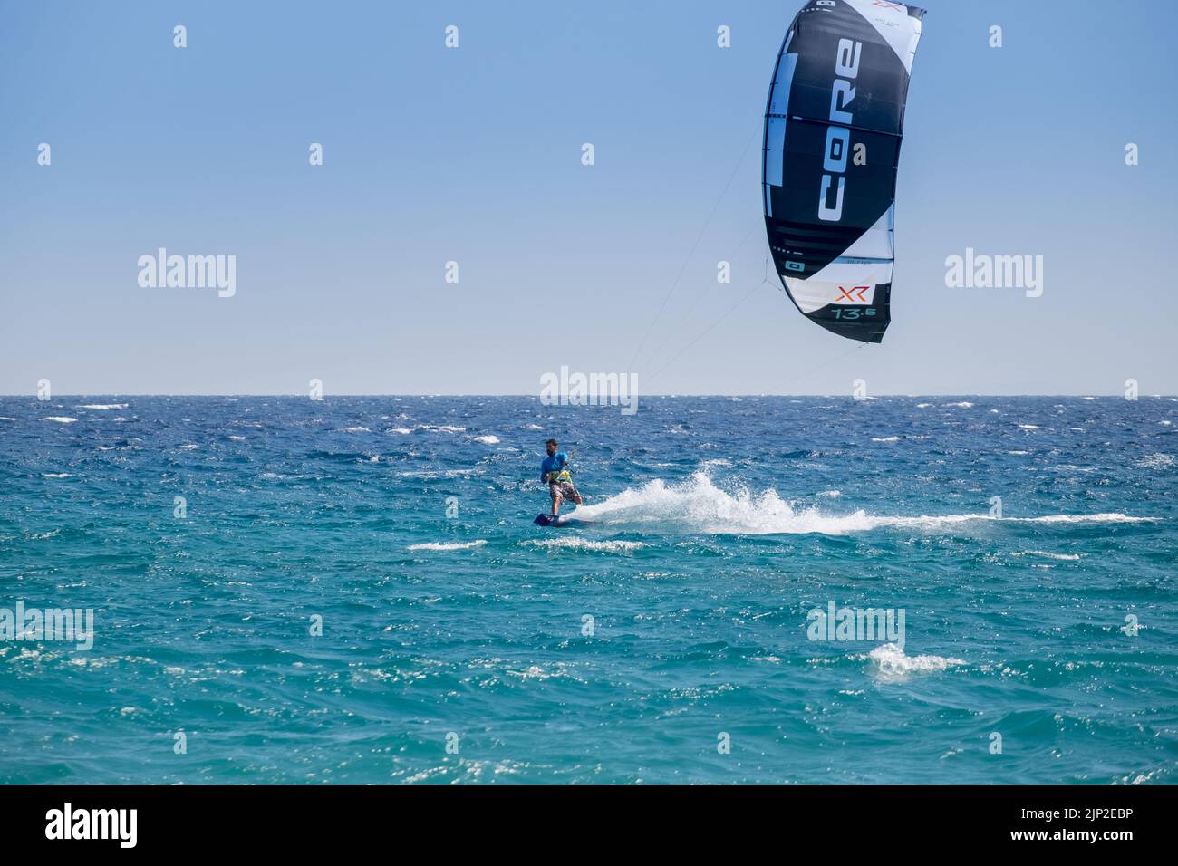 Kitesurf uomo nel mare di Agiokampos spiaggia, Grecia Foto Stock