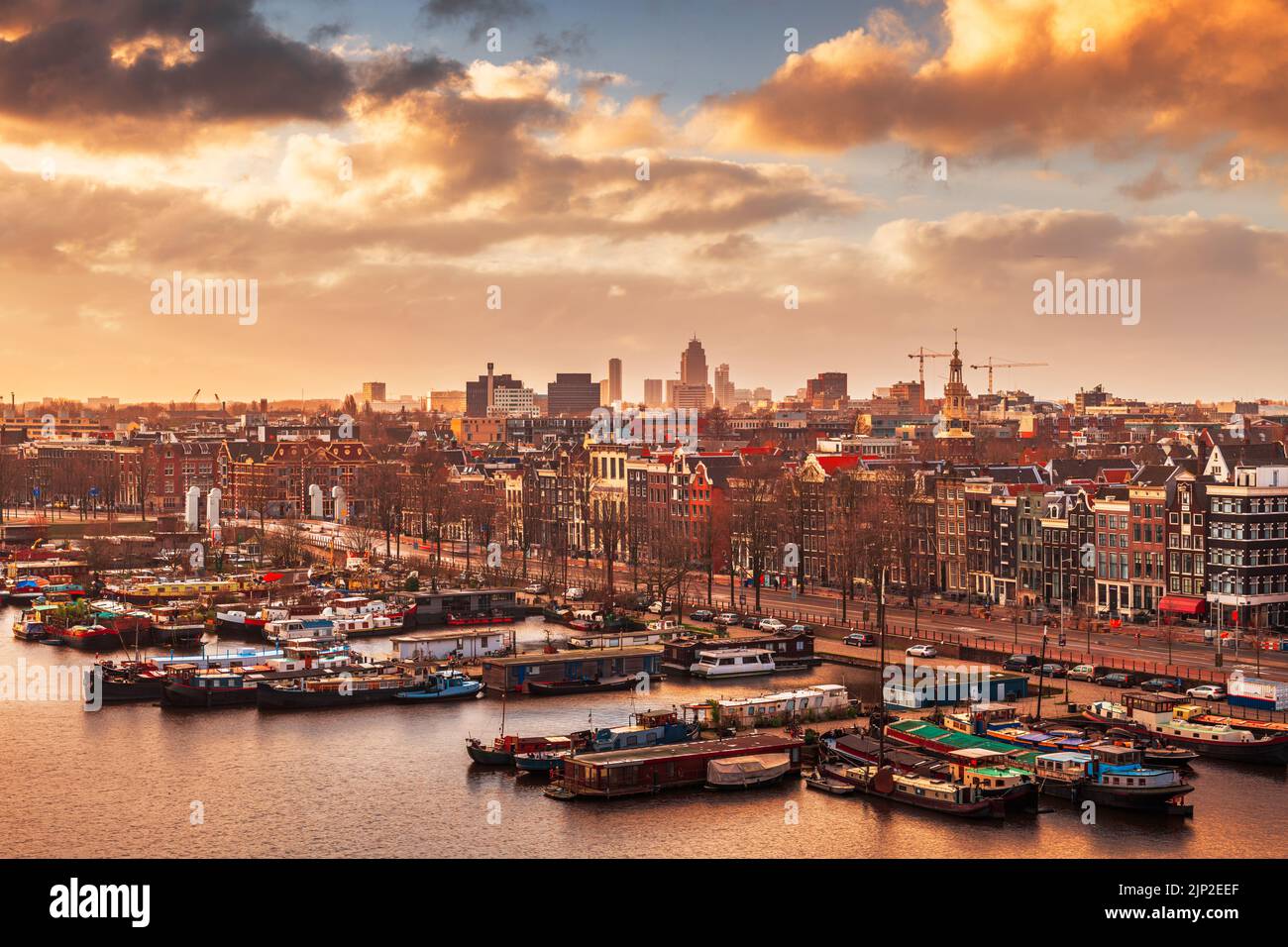 Amsterdam, Paesi Bassi skyline della città sul canale del Mare del Nord al tramonto. Foto Stock
