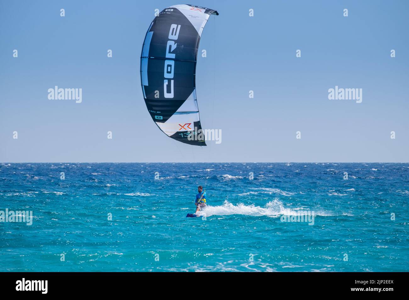 Kitesurf uomo nel mare di Agiokampos spiaggia, Grecia Foto Stock