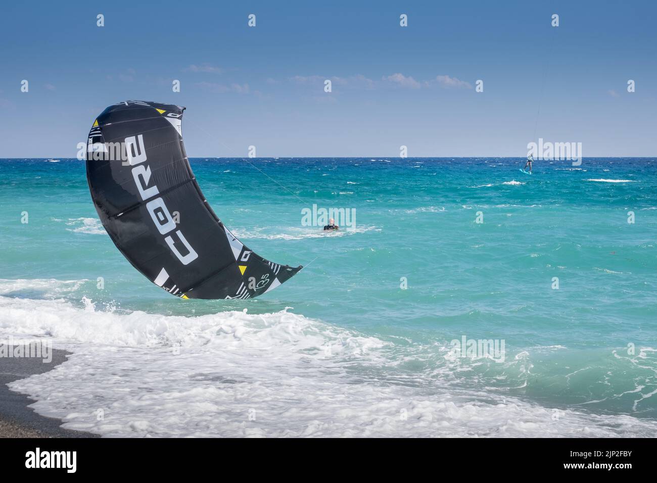 Kitesurfer nel mare della spiaggia di Agiokampos, Grecia Foto Stock