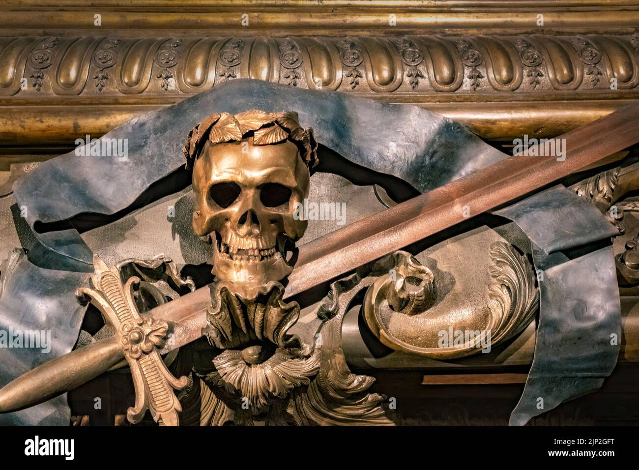 La tomba e il sarcofago di Leopoldo i con una statua di un cranio coronato e di una spada ornata Foto Stock