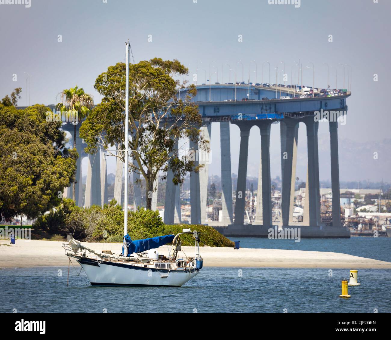 Una barca a vela è ormeggiata a Glorietta Bay a Coronado, California, vicino a San Diego. Foto Stock