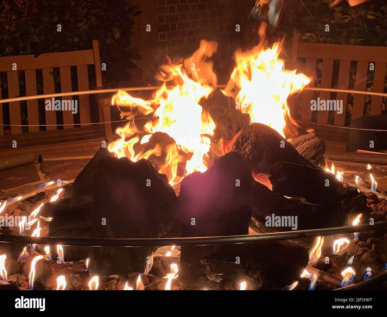 Un primo piano di un incendio in una fossa di vetro Foto Stock