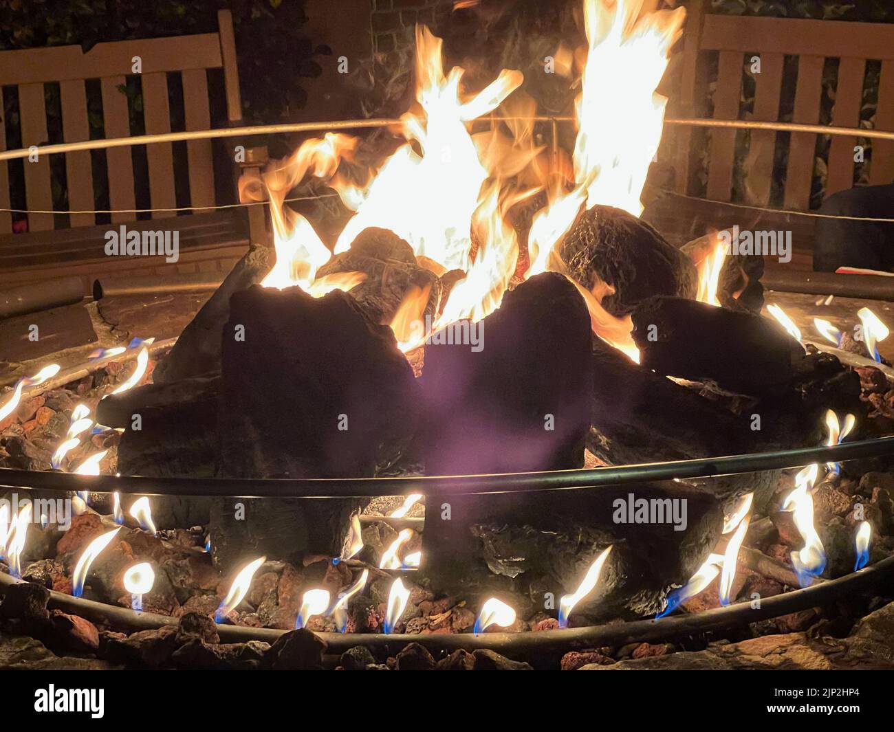 Un primo piano di un fuoco in una fossa di vetro Foto Stock