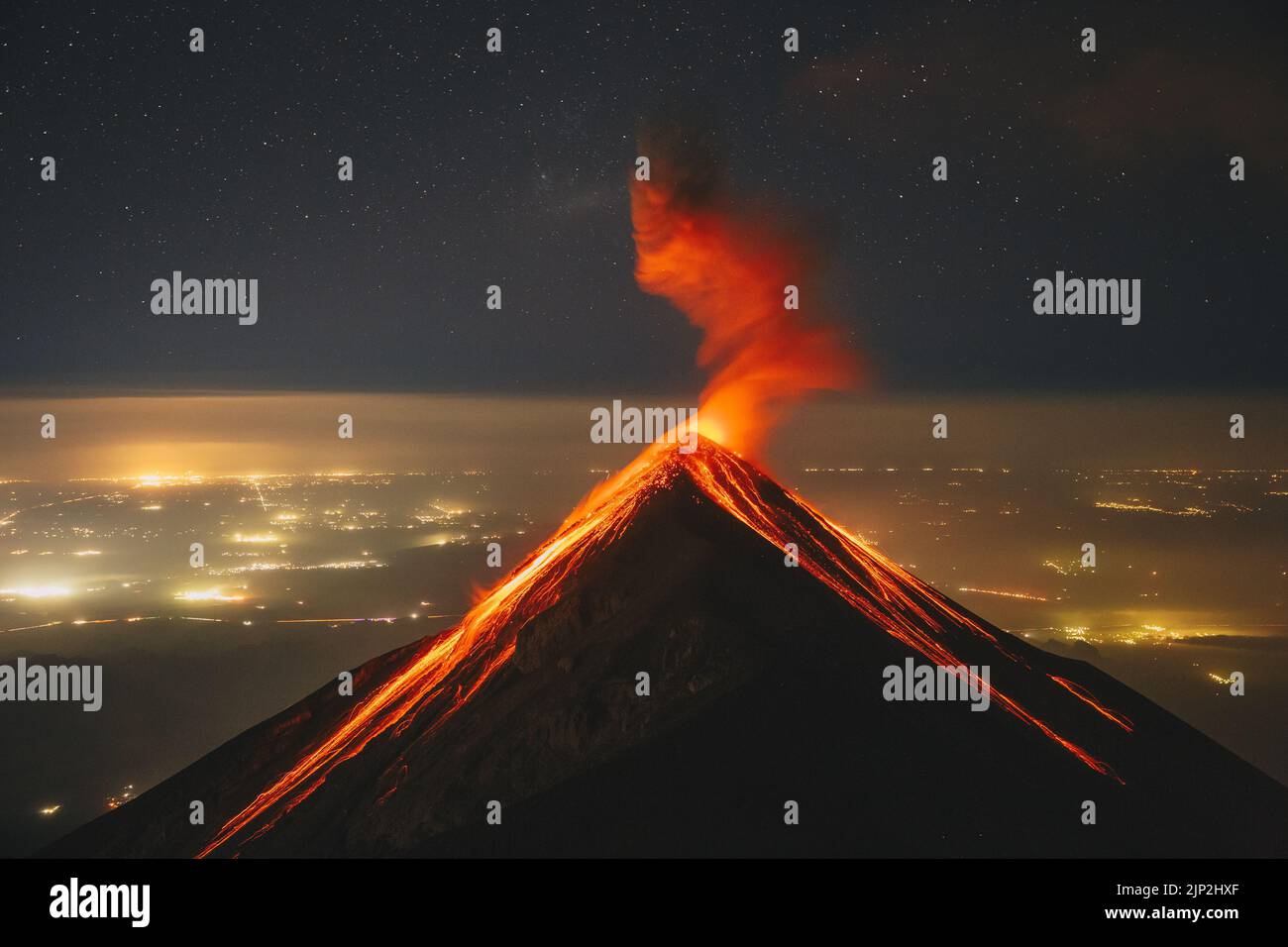 Dopo una forte eruzione, il Volcan de Fuego è vestito di lava mentre si deposita e si raffredda. Foto Stock