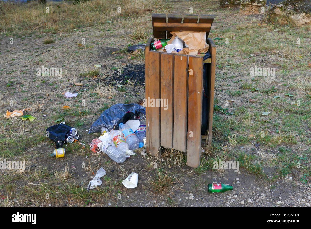 Grigny, Francia. Agosto 15. 2022. Bidone di immondizia con immondizia che è lasciato sul pavimento. Concetto di inquinamento. Foto Stock