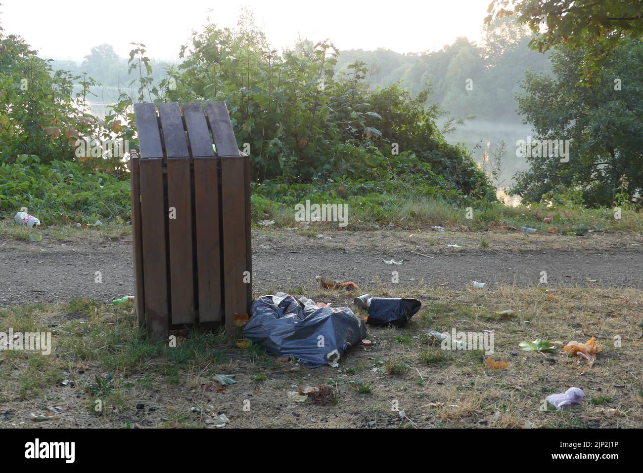 Grigny, Francia. Agosto 15. 2022. Bidone di immondizia con immondizia che è lasciato sul pavimento. Concetto di inquinamento. Foto Stock