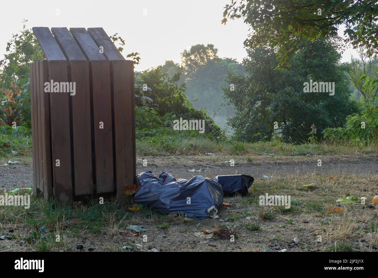 Grigny, Francia. Agosto 15. 2022. Bidone di immondizia con immondizia che è lasciato sul pavimento. Concetto di inquinamento. Foto Stock