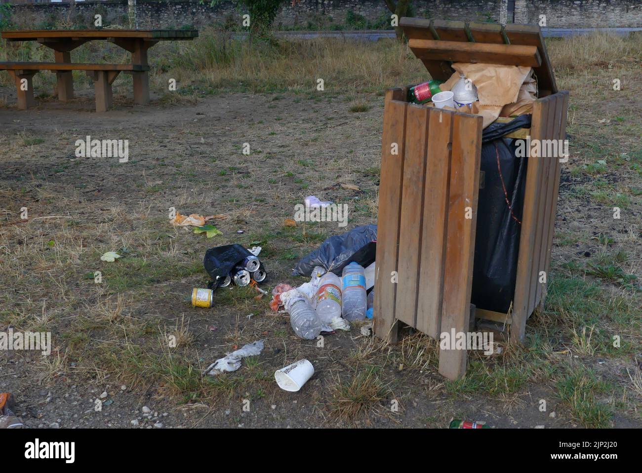Grigny, Francia. Agosto 15. 2022. Bidone di immondizia con immondizia che è lasciato sul pavimento. Concetto di inquinamento. Foto Stock
