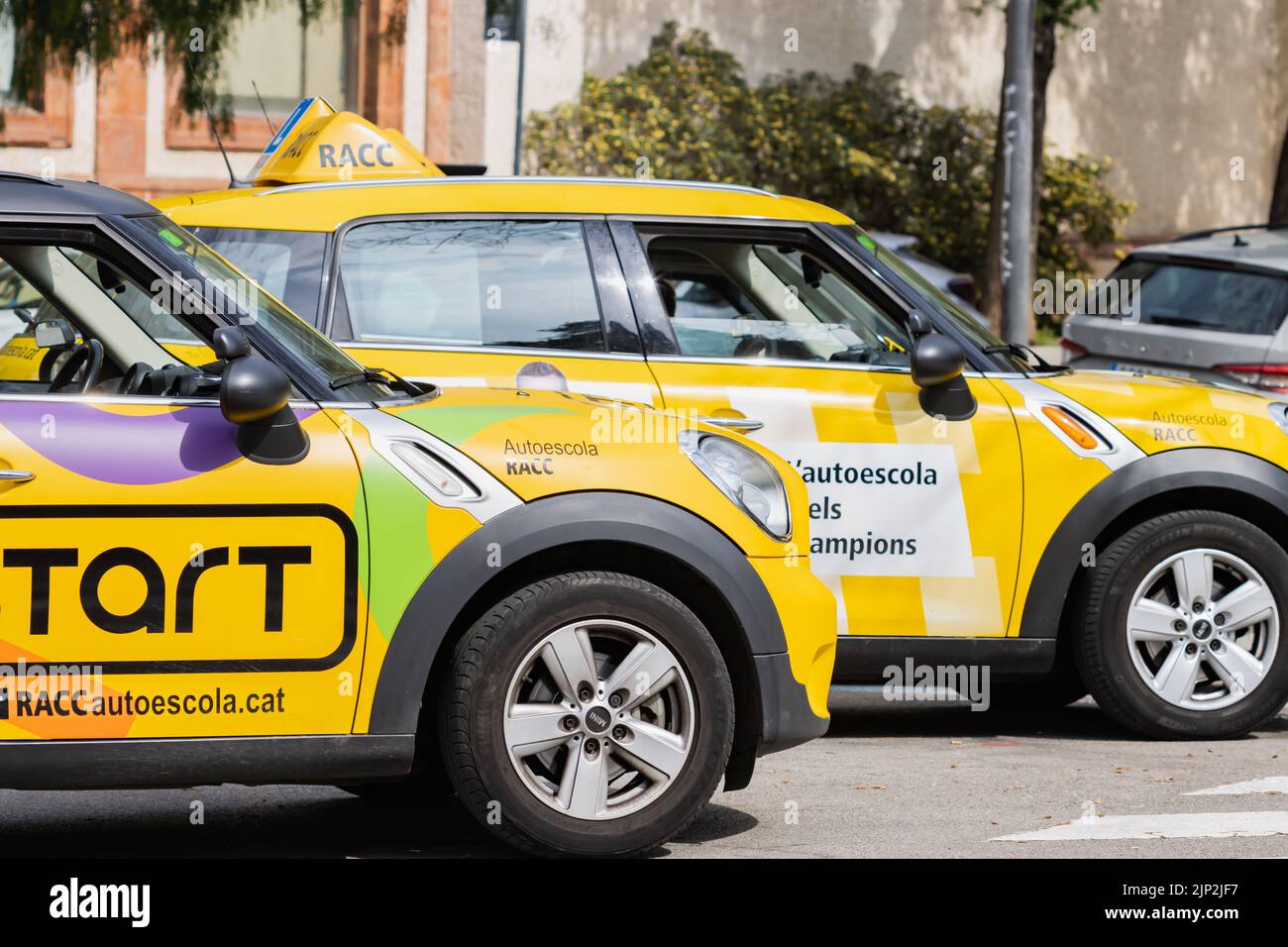 Barcellona, Spagna - 3 maggio 2022: Veicolo di pratica della scuola di guida parcheggiato (Racc) a Barcellona (Spagna). Foto Stock