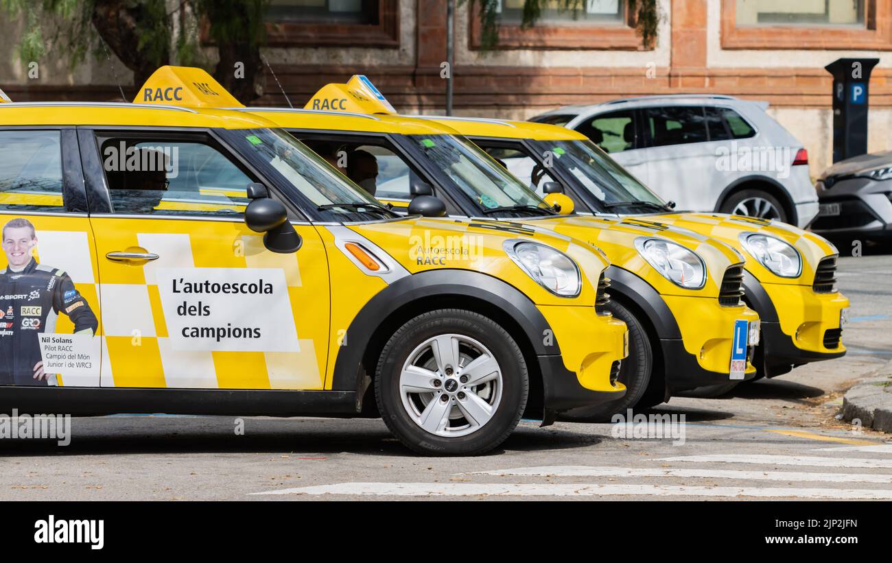 Barcellona, Spagna - 3 maggio 2022: Veicolo di pratica della scuola di guida parcheggiato (Racc) a Barcellona (Spagna). Foto Stock