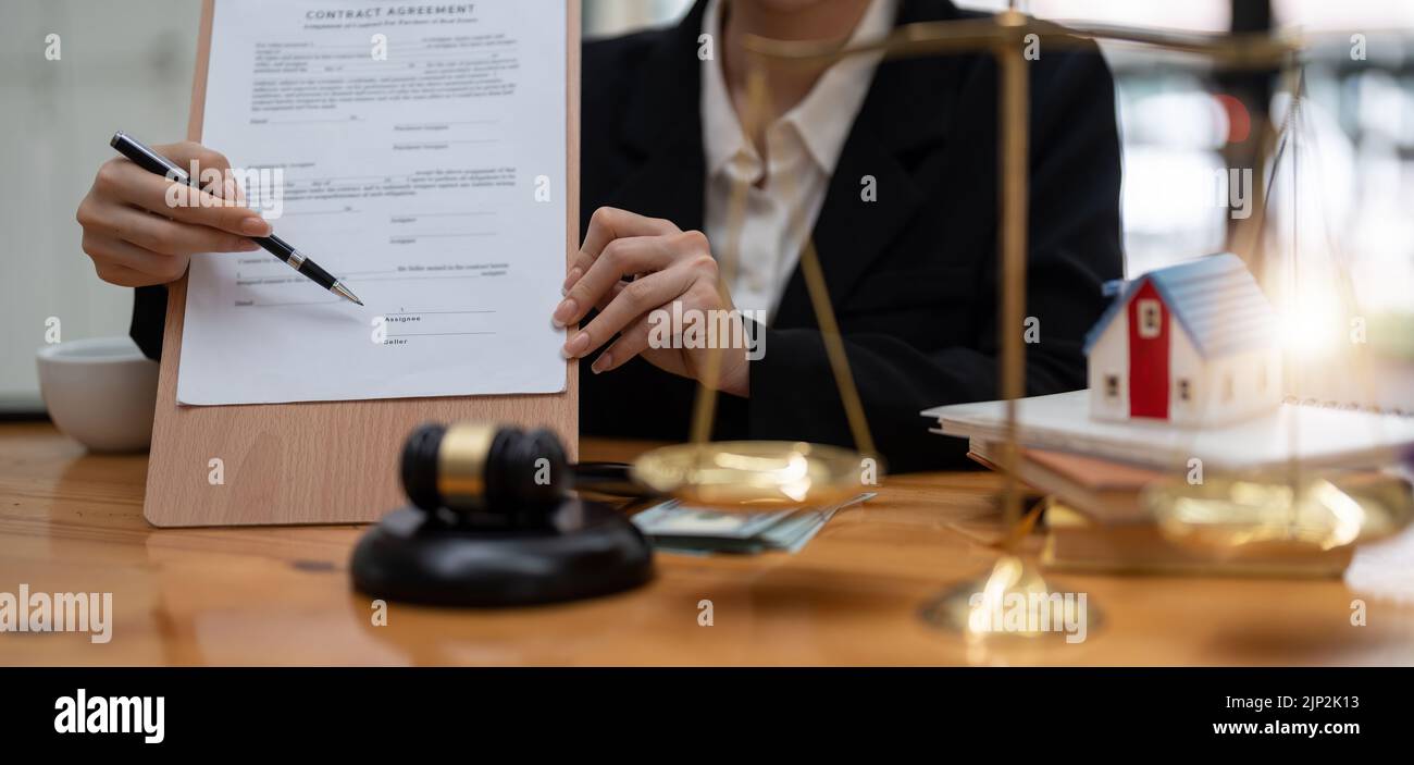 Giudici avvocati consultazione degli imprenditori servizi legali Consulenza per quanto riguarda i vari contratti di pianificazione del caso in tribunale. Foto Stock