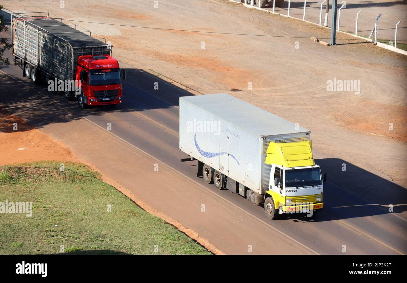 UMUARAMA, PR - 14.08.2022: TRÁFEGO DE CAMINHÕES NA PR 323 EM UMUARAMA - traffico camion su PR-323, a Umuarama nella regione nord-occidentale di Paraná. L'autostrada collega il comune di Cianorte (capitale dell'abbigliamento) al Salto del Guairá, in Paraguay. Nella foto, camion sull'autostrada PR-323, a Umuarama. (Foto: Dirceu Portugal/Fotoarena) Foto Stock