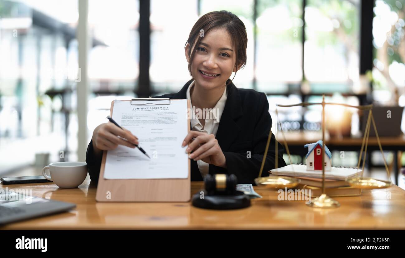 Giudici avvocati consultazione degli imprenditori servizi legali Consulenza per quanto riguarda i vari contratti di pianificazione del caso in tribunale. Foto Stock