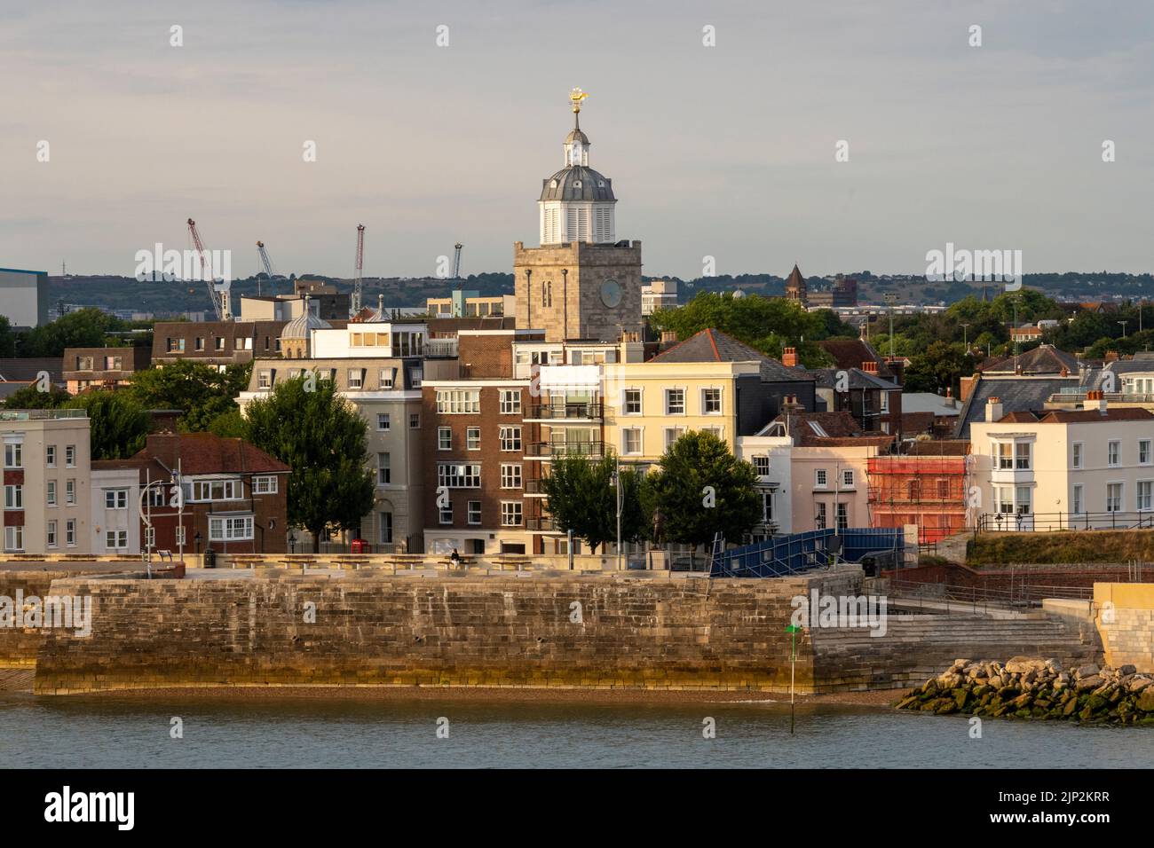 La torre della Cattedrale di Portsmouth nel mezzo di Old Portsmouth, Hampshire, Regno Unito. La cupola di legno fu aggiunta nel 1703, mentre la pala meteorologica, nota come Barque d'Oro, fu aggiunta nel 1710. Recentemente è stato sostituito da una replica, ma l'originale è in mostra nella cattedrale Foto Stock