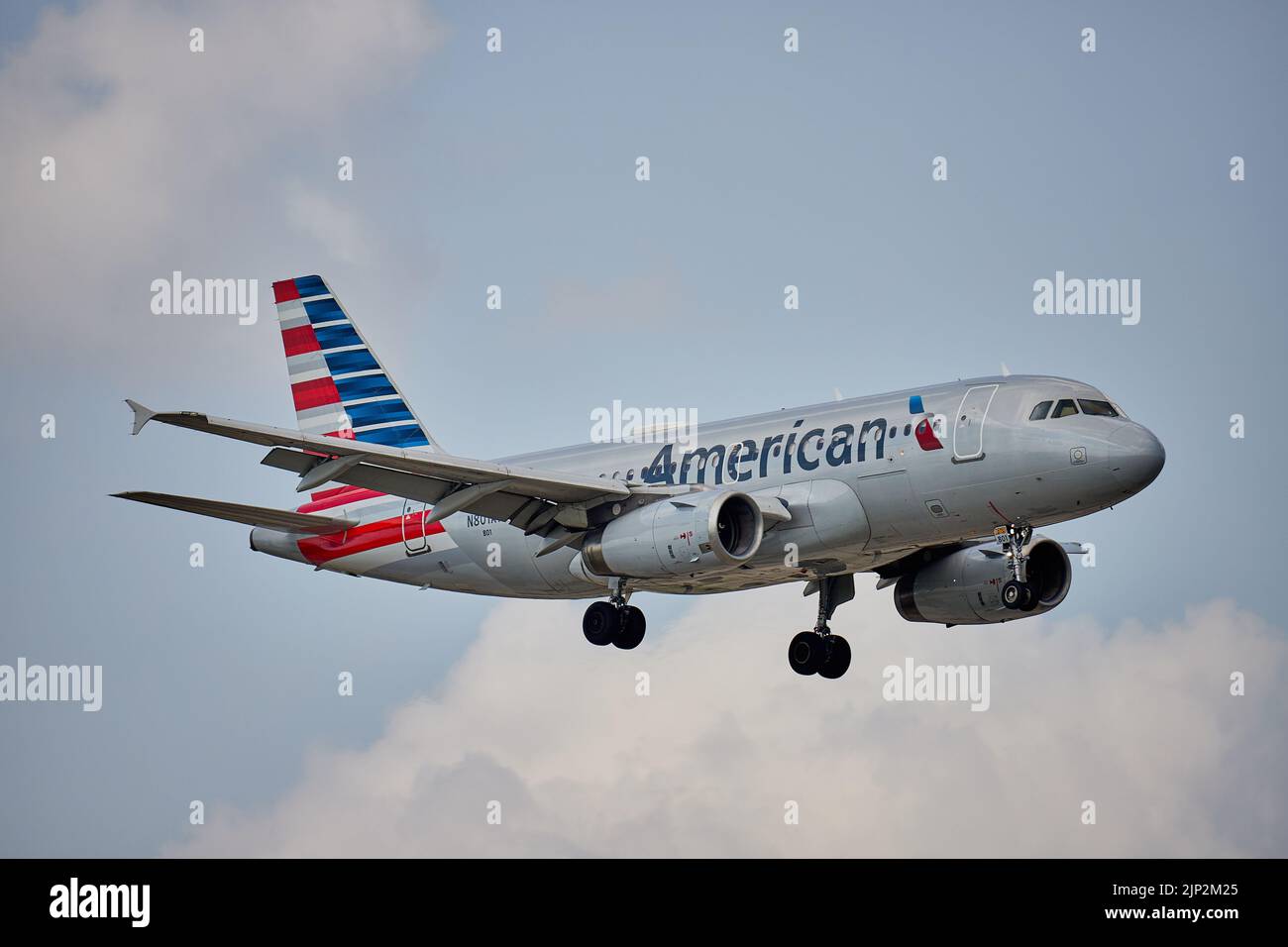 Un aereo aereo aereo americano in movimento con il cielo sullo sfondo Foto Stock
