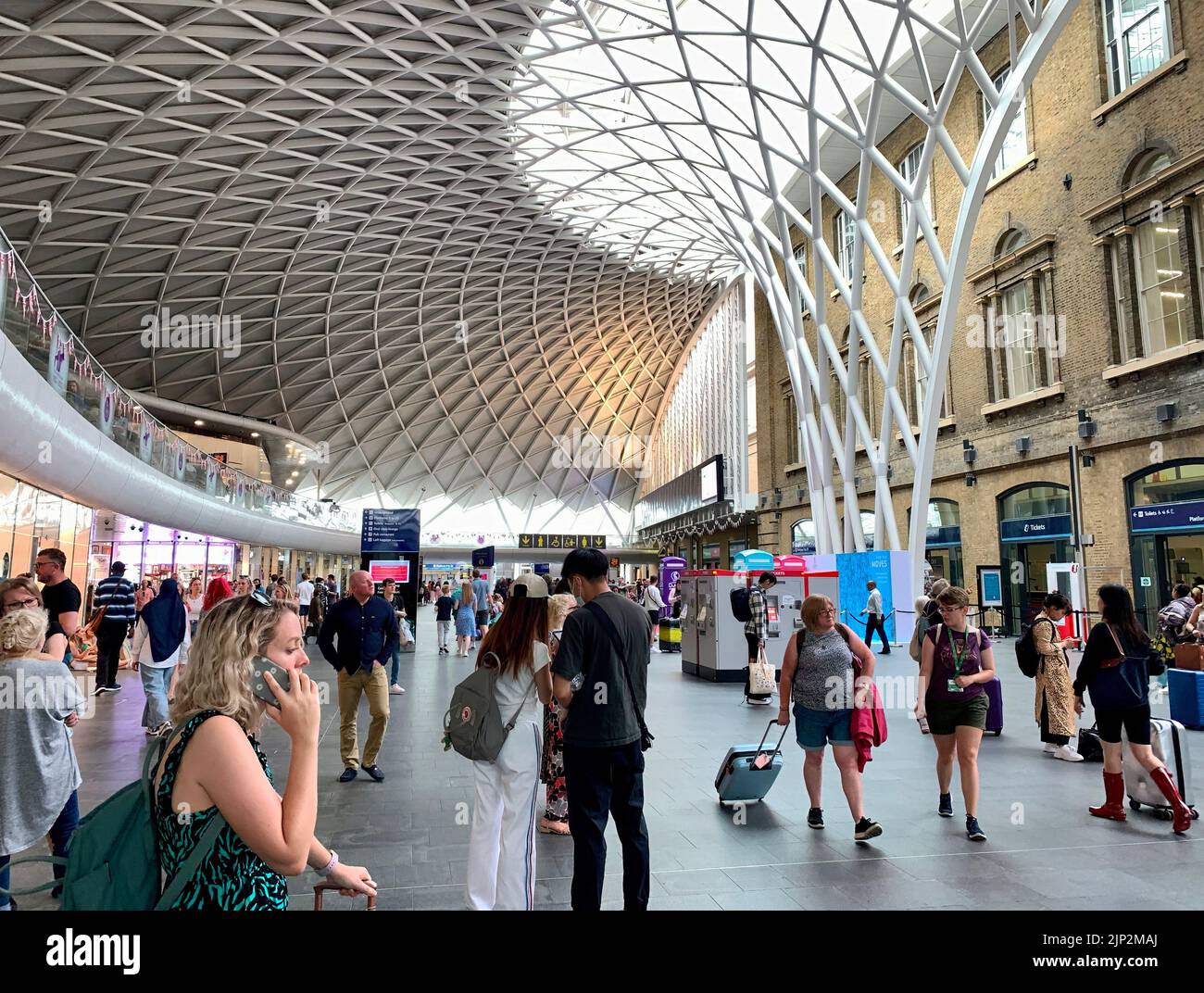 Passeggeri sull'atrio principale alla stazione principale di Kings Cross a Londra, Regno Unito durante un'estate di scioperi da parte dei sindacati ferroviari. Foto Stock