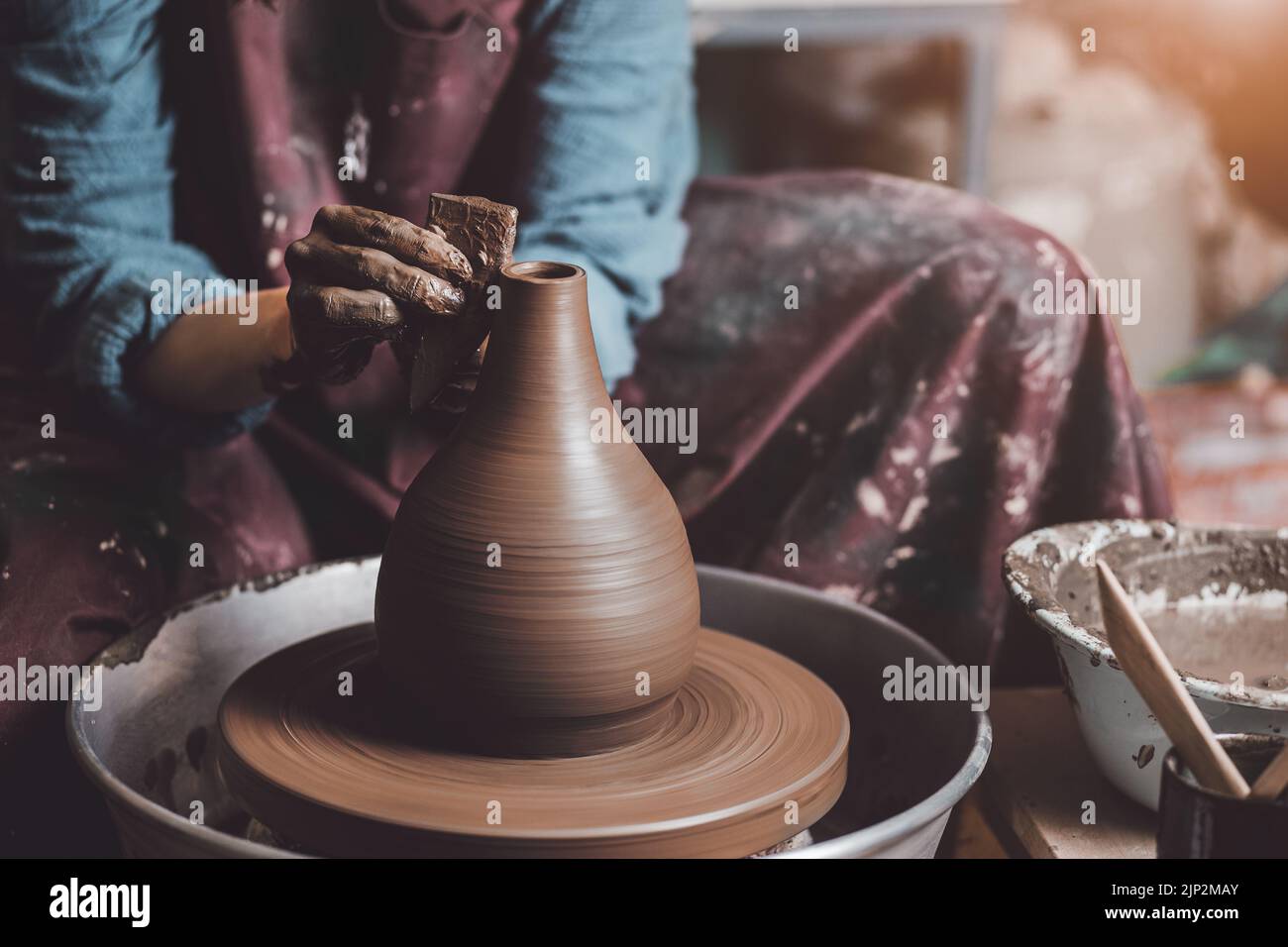 Immagine ritagliata di un produttore di ceramica femminile irriconoscibile lavorare con la ruota di ceramica in officina rende un futuro vaso o tazza, Creative persone Handcraft Pot Foto Stock