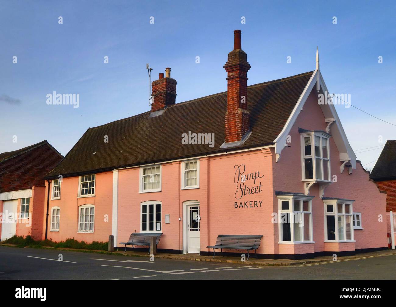 La panetteria Pump Street è dipinta in una bella tonalità di rosa a Orford, Suffolk, Regno Unito. Foto Stock