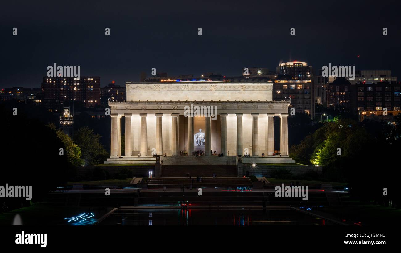 Una vista incantevole del Lincoln Memorial di notte con lente lunga, Washington DC, USA Foto Stock
