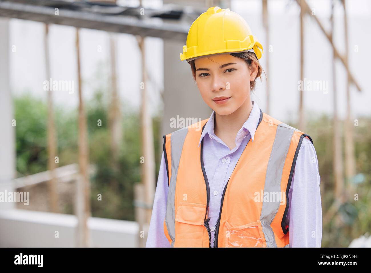 Ritratto Donne ingegnere lavoratore capocantiere costruttore lavoro in cantiere con casco di sicurezza. Foto Stock