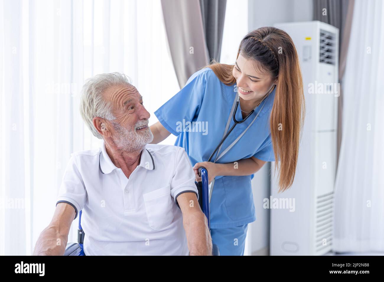 Nurse Medical Team staff Working Support Service Health Care Senior anziani uomo su sedia a rotelle in Home Care. Foto Stock