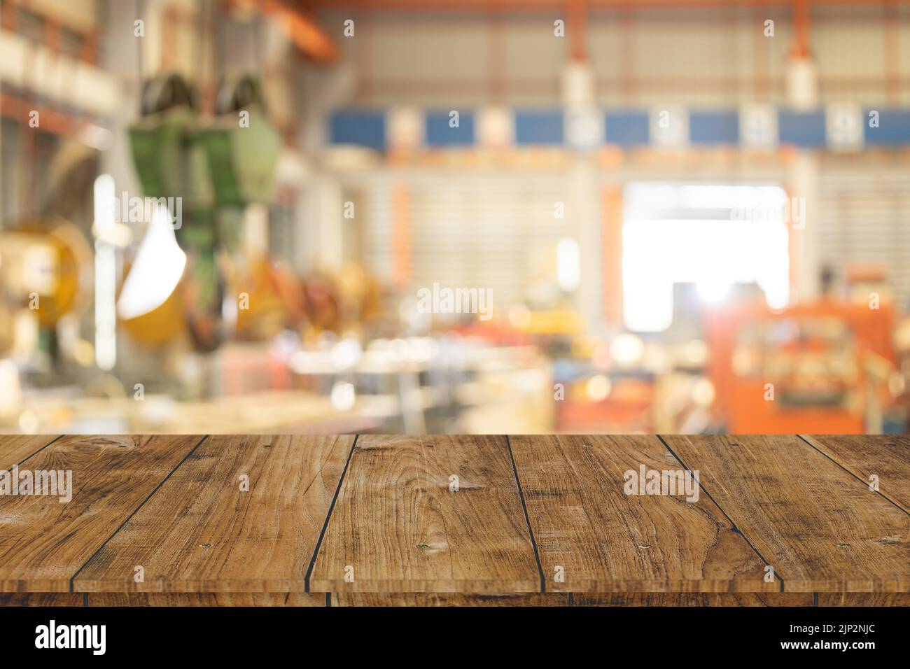 blur fabbrica industria pesante con spazio tavolo in legno per prodotti pubblicità montaggio sfondo industriale Foto Stock