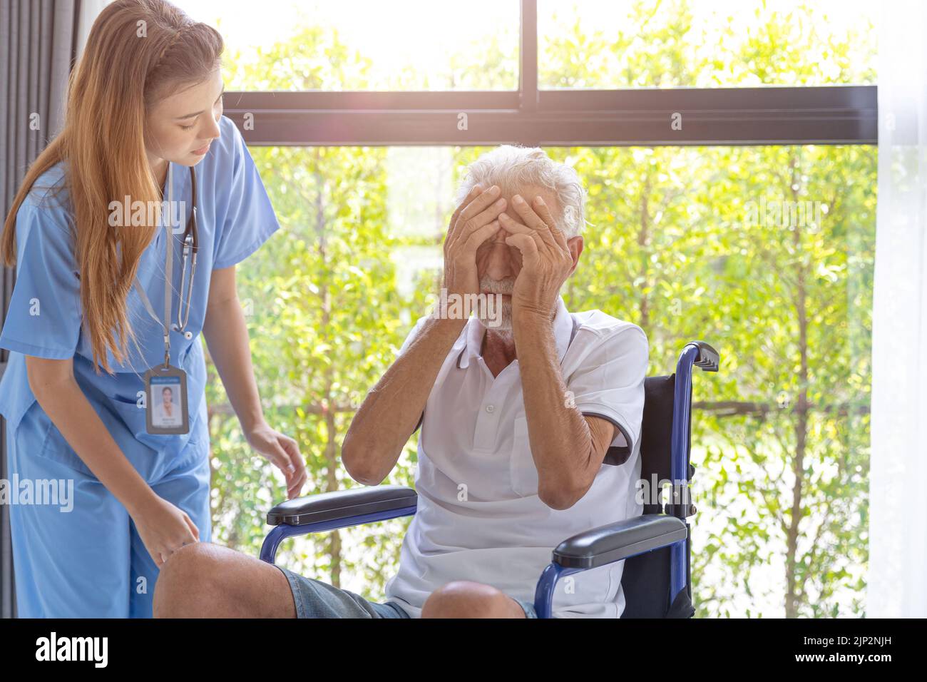 anziano uomo anziano malato e triste piangere con il supporto di infermiera di problema mentale. Malattia mentale da condizioni di salute. Foto Stock