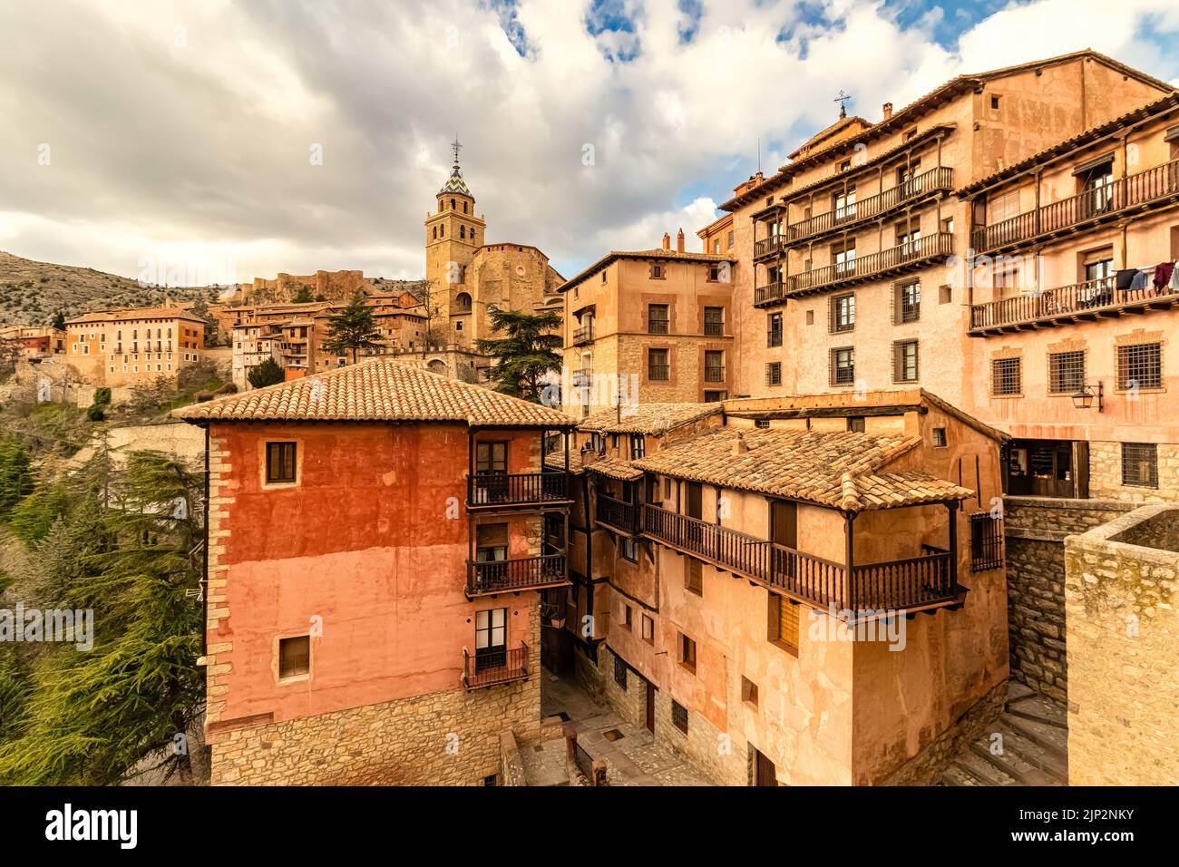 Cattedrale della città elevata sopra il cielo blu con le nuvole. Antica costruzione con mura in pietra e architettura medievale. Albarracin Teruel Spagna Foto Stock