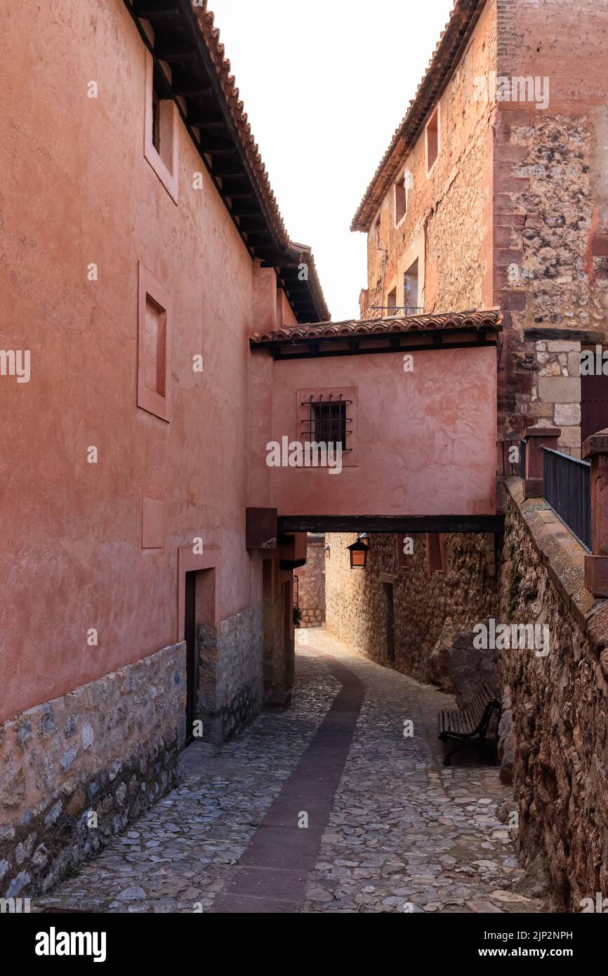 Vicolo stretto con vecchie case in pietra in stile medievale nella città di Albarracin, Teruel Aragon. Spagna. Foto Stock