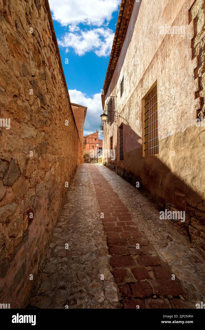 Vicolo stretto con vecchie case in pietra in stile medievale nella città di Albarracin, Teruel Aragon. Spagna Foto Stock