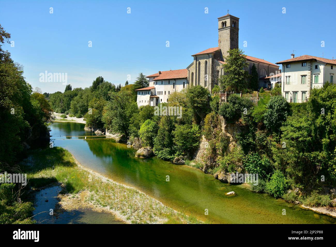 Il fiume Natisone durante la siccità degli anni '2022 che attraversa Cividale del Friuli, Udine, Friuli-Venezia Giulia, Italia Foto Stock