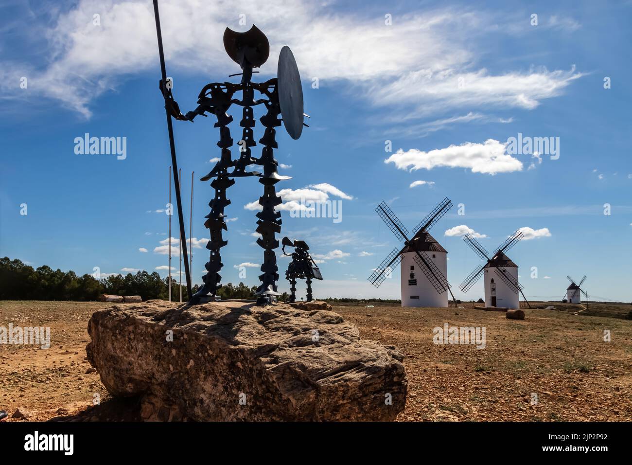 Statua di Don Chisciotte a la Mancha accanto a vecchi mulini a vento di pietra e bianco. Spagna. Europa. Foto Stock Statua di Don Chisciotte a la Mancha accanto a vecchi mulini a vento di pietra e bianco. Spagna. Europa. Foto Stock