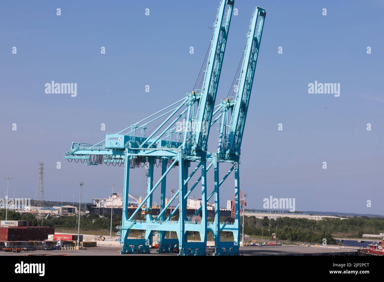 Visualizza terminal navi da carico, gru di scarico del terminal navi da carico, vista aerea porto industriale con container e nave container. Foto Stock