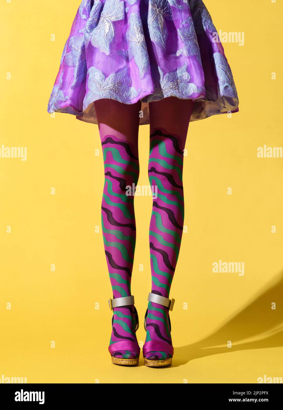 moda, multicolore, gonna, tacco alto, collant, gamba femminile, abiti, multicolore, gonne, tacco alto, nylon, collant, calze, gambe, Foto Stock