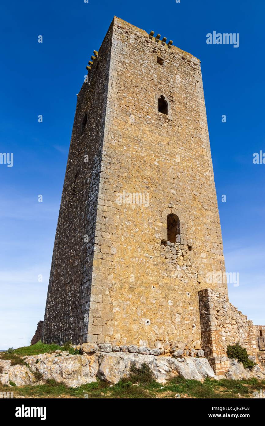 Torre solitaria di architettura medievale accanto al castello Alarcon a Cuenca, Spagna. La Mancha. Foto Stock