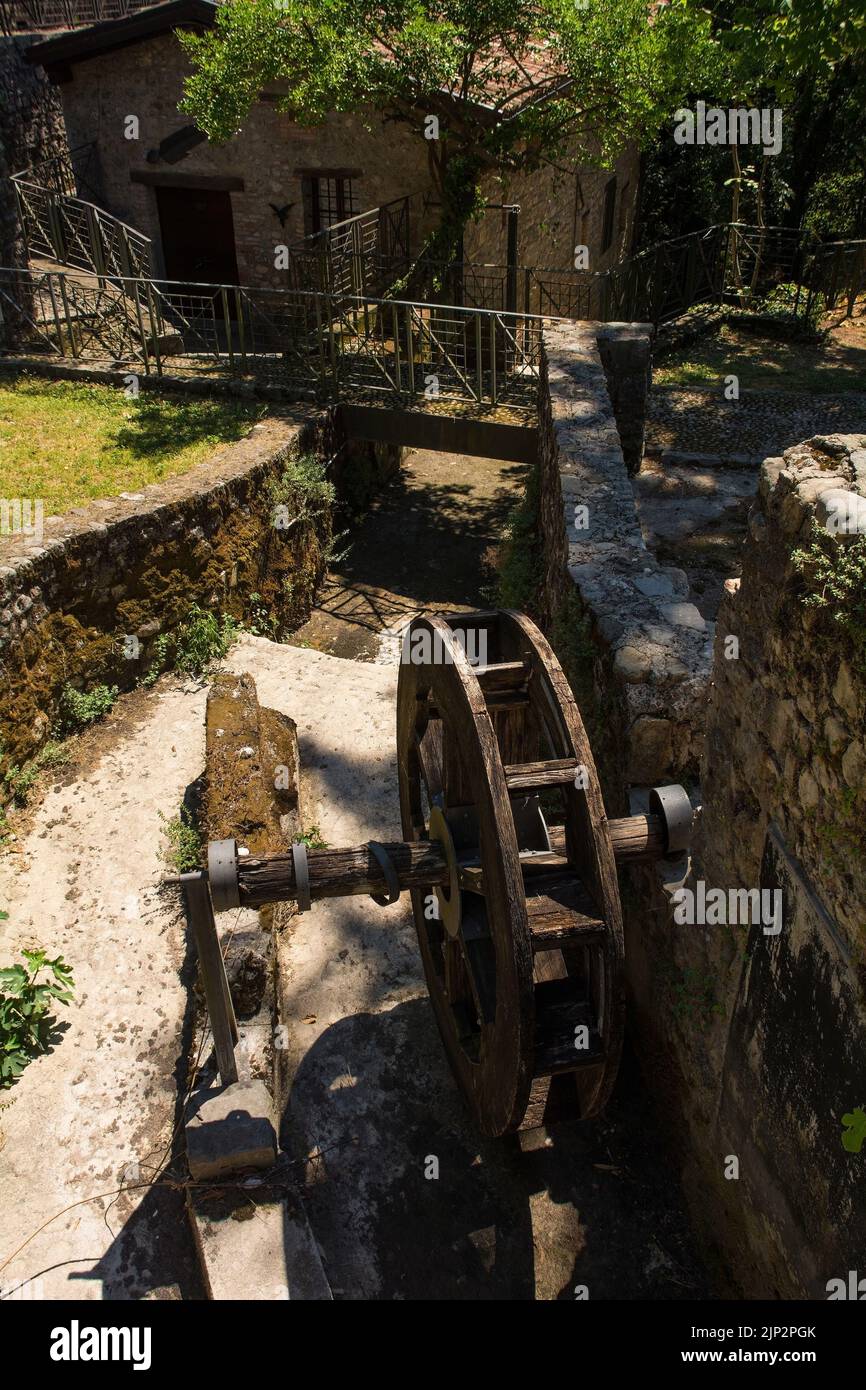 Il torrente Rio dei Mulini scorre asciutto durante la siccità del 2022 nella città di Cividale del Friuli, Udine, Friuli-Venezia Giulia, Italia Foto Stock