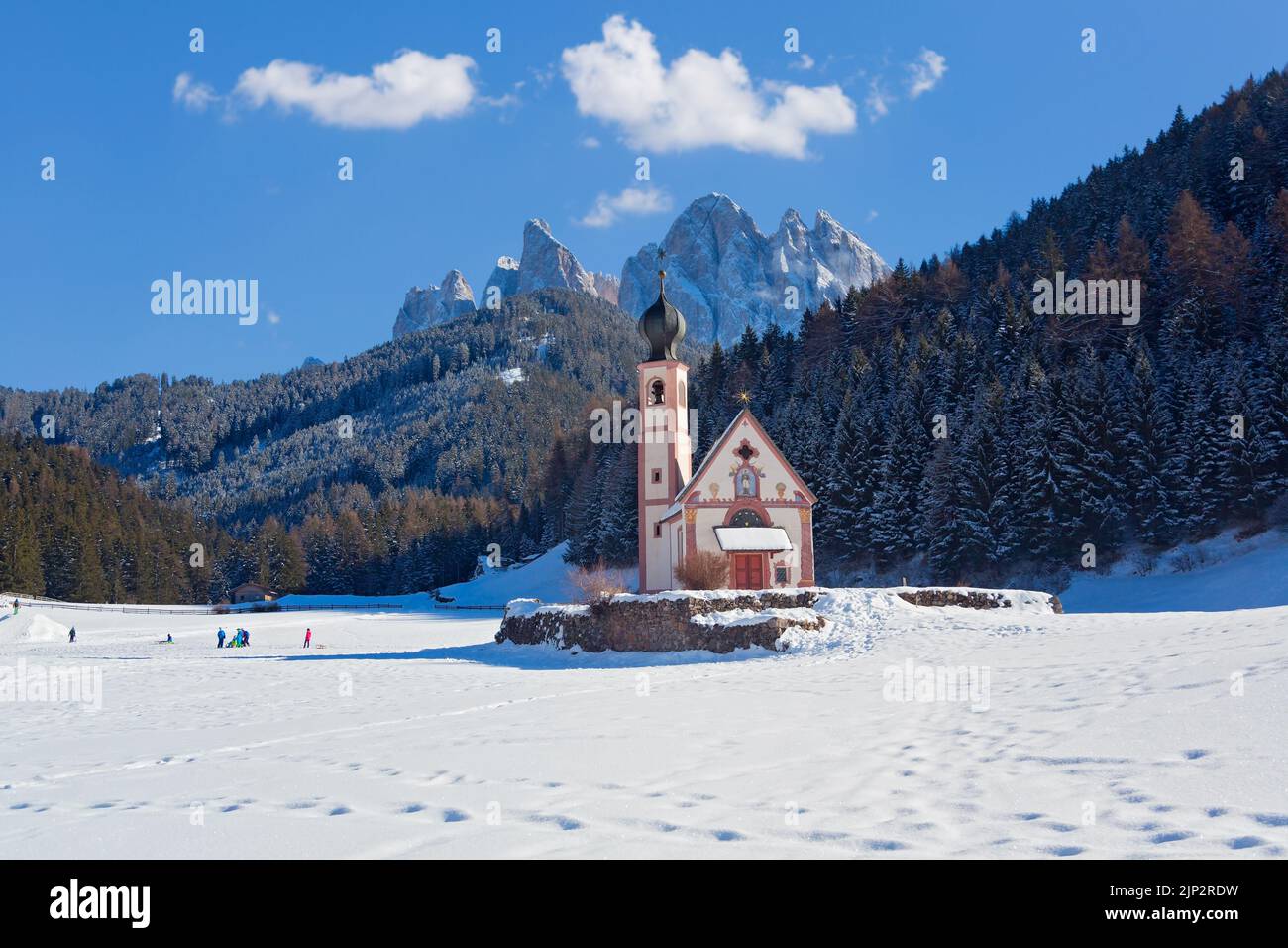 Vista invernale di San Giovanni in Ranui chiesa con Puez-Geisler Dolomiti, Villnoss Val di Funes, Alto Adige, Italia Foto Stock