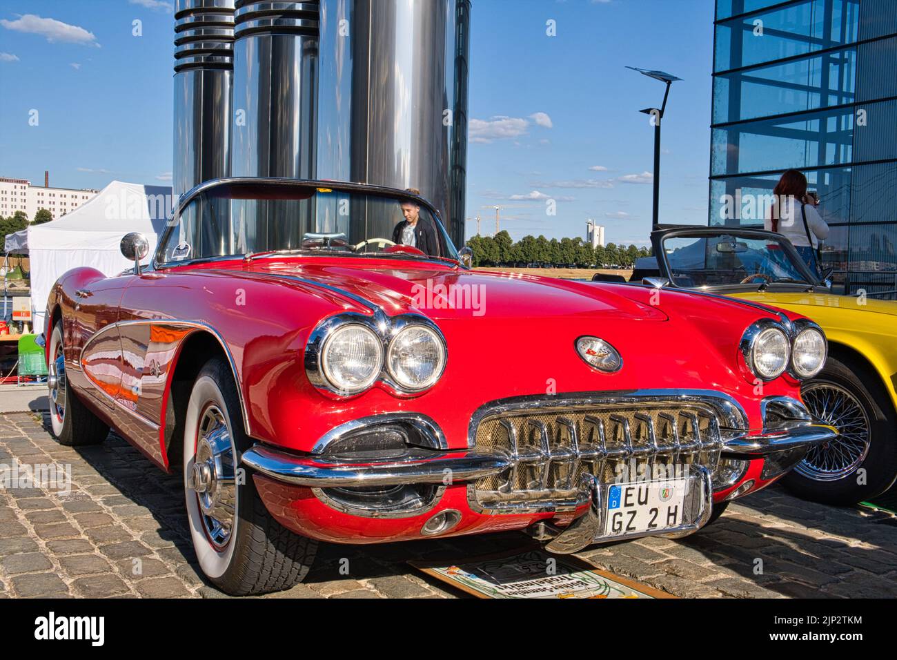 red chevrolet corvette convertibile classico c1 degli anni sessanta al classico show di colonia, vista diagonale dal davanti Foto Stock