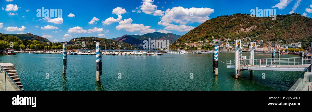 Panorama mozzafiato del Lago di Como, dalla città di Como, in una bella giornata estiva - Lombardie, Italia Foto Stock