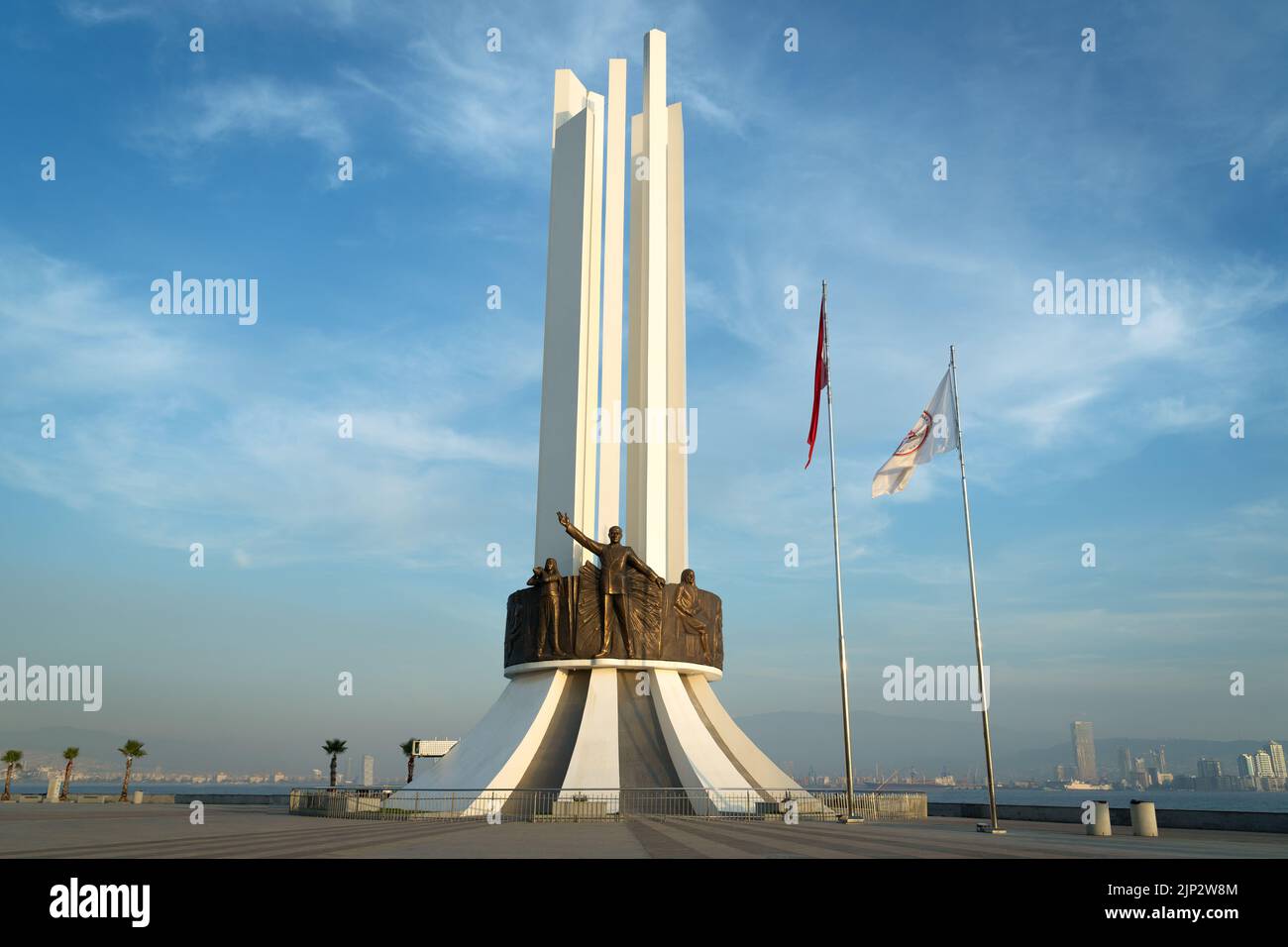 Smirne, Karsiyaka, Turchia - 5 novembre 2021: Statua di Atatürk, sua Madre e diritti della donna, uno dei simboli di Smirne. Foto Stock
