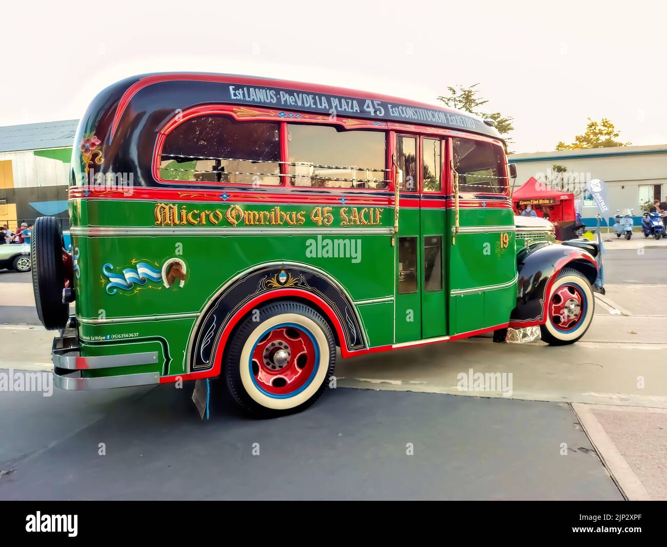 Minibus Chevrolet 1942 per il trasporto pubblico di passeggeri a Buenos Aires con ornamenti tradizionali fileteado. Vista lato destro. CopySpace Foto Stock